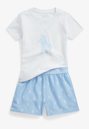 Camiseta blanca de algodón con un gráfico de jugador de polo en azul claro; pantalones cortos a juego en azul claro con un patrón de jugador de polo en blanco y cinturilla elástica.