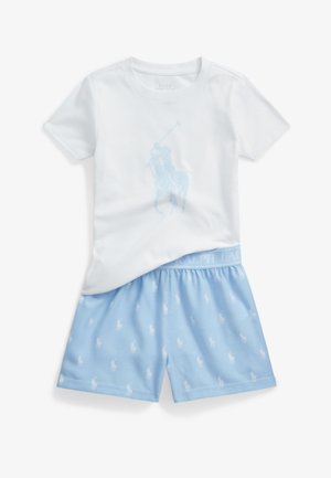 Bela bombažni majica s svetlo modrim grafikonom polo igralca; usklajene svetlo modre kratke hlače z belim vzorcem polo igralca in elastičnim pasom.