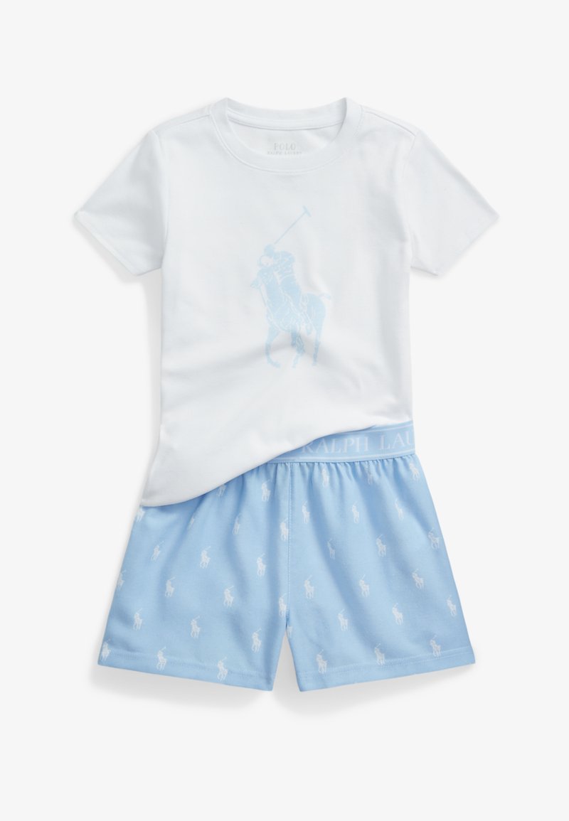 Camiseta blanca de algodón con un gráfico de jugador de polo en azul claro; pantalones cortos a juego en azul claro con un patrón de jugador de polo en blanco y cinturilla elástica.