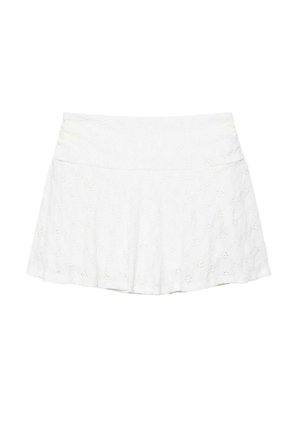 Weißer ausgestellter Minirock aus Lochspitzenstoff mit breitem Taillenbund.