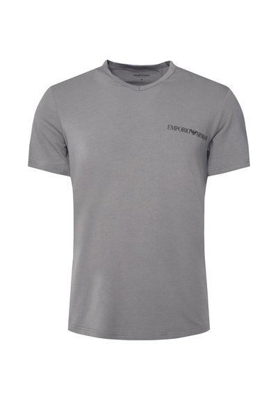 Szary t-shirt z krótkim rękawem wykonany z miękkiego materiału, z dekoltem w serek oraz małym czarnym logo nadrukowanym na górnej lewej części klatki piersiowej.