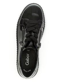 Chaussure en cuir verni noir avec bout rond, dotée de lacets noirs et de deux zips sur le côté. Semelle intérieure texturée et semelle en caoutchouc pour une bonne adhérence. Marque Gabor.