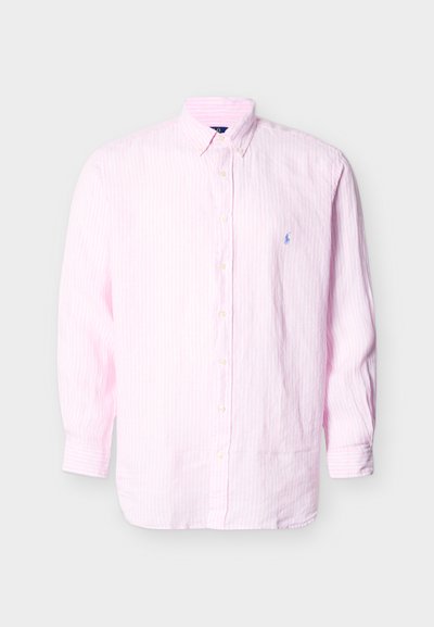Ανδρικό πουκάμισο με μακριά μανίκια και κουμπιά, με κάθετες ρίγες σε ανοιχτό ροζ και λευκό, και μικρό κεντητό λογότυπο στο στήθος.