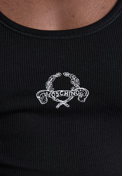 Čierny rebrovaný top bez rukávov s bielym vyšívaným emblémom s vavrínovým vencom a textom "Moschino" uprostred.