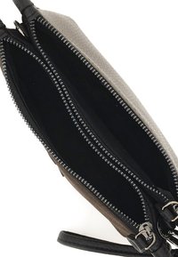 Borsa in pelle grigia con finitura texturizzata, dotata di scomparti con doppia zip e interno nero. Design compatto e dettagli hardware eleganti.