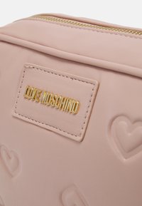 Love Moschino Taška s příčným popruhem - pink