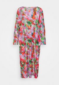 Langes, locker sitzendes Kleid aus leichtem Stoff mit einem mehrfarbigen abstrakten Muster in Rot-, Grün-, Rosa- und Orangetönen.