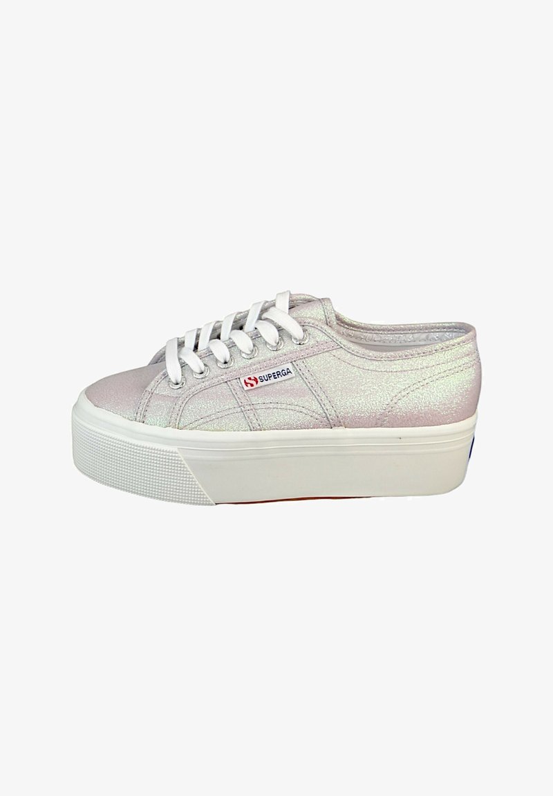 Baskets Superga à plateforme basse avec lacets blancs et tige en tissu pailleté rose clair, étiquette logo sur le côté, et semelle épaisse en caoutchouc blanc.