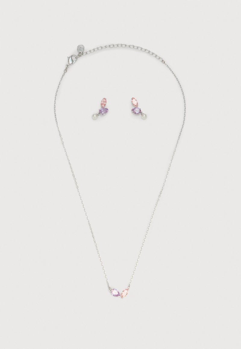 Collier en chaîne argentée et boucles d'oreilles assorties avec des pierres précieuses en forme de goutte rose et violette, accompagnées de petites perles blanches sur fond blanc.