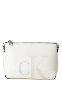 Bílo-čtvercová kabelka na zápěstí Calvin Klein Jeans se stříbrným zipem a logem v světle modré a béžové barvě na přední straně.