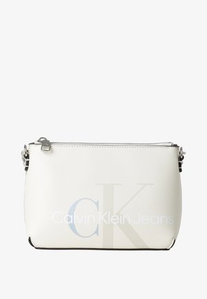 Bílo-čtvercová kabelka na zápěstí Calvin Klein Jeans se stříbrným zipem a logem v světle modré a béžové barvě na přední straně.