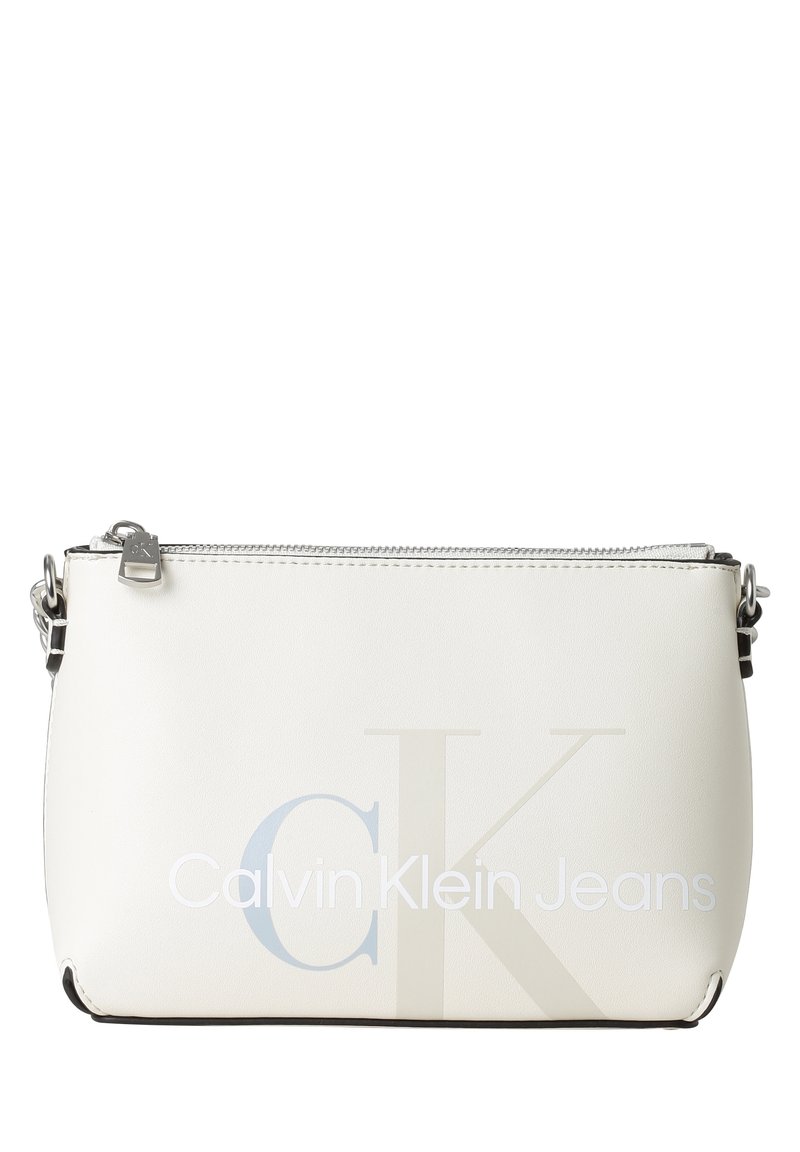 Bílo-čtvercová kabelka na zápěstí Calvin Klein Jeans se stříbrným zipem a logem v světle modré a béžové barvě na přední straně.