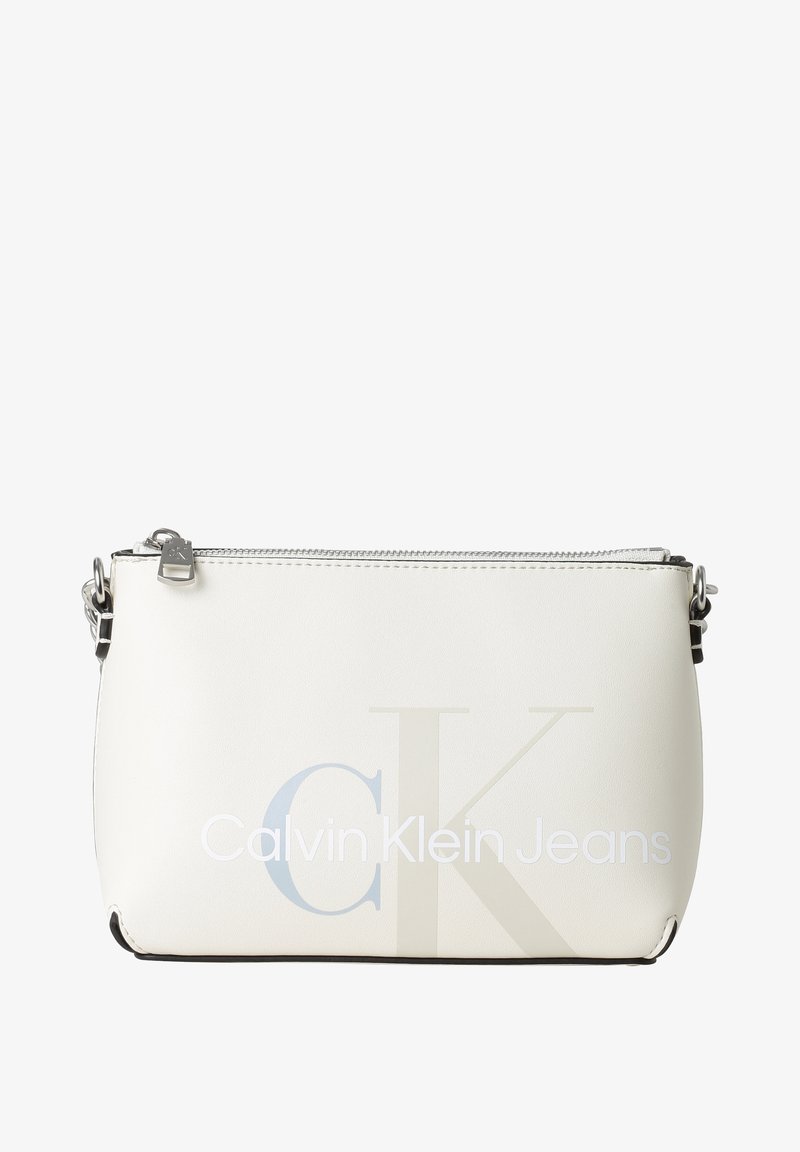 Bílo-čtvercová kabelka na zápěstí Calvin Klein Jeans se stříbrným zipem a logem v světle modré a béžové barvě na přední straně.