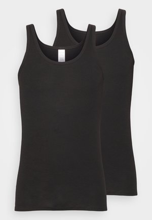 Zwei schwarze Baumwoll-Tanktops mit glatter Textur, breiten Trägern und klassischer Passform. Jedes hat einen runden Ausschnitt.