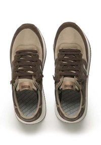 Sneaker marroni e beige con tomaia testurizzata, lacci piatti e logo sulla linguetta. Suole in gomma bianca mostrano leggeri segni di usura.