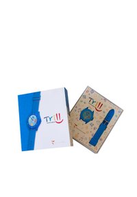 Orologio intelligente blu con quadrante rotondo, caratterizzato da numeri e icone colorate. Confezionato in una scatola blu decorata con motivi giocosi.
