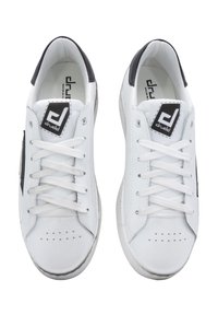 Białe skórzane trampki z czarnymi detalami, płaskimi sznurowadłami i perforowanymi elementami. Posiadają logo na języku oraz teksturowaną gumową podeszwę.