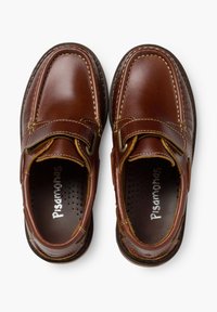 Hnědé kožené mokasíny s zaoblenou špicí, švy jako akcenty a perforované vnitřky. Mají design na slip-on a texturovanou podrážku.