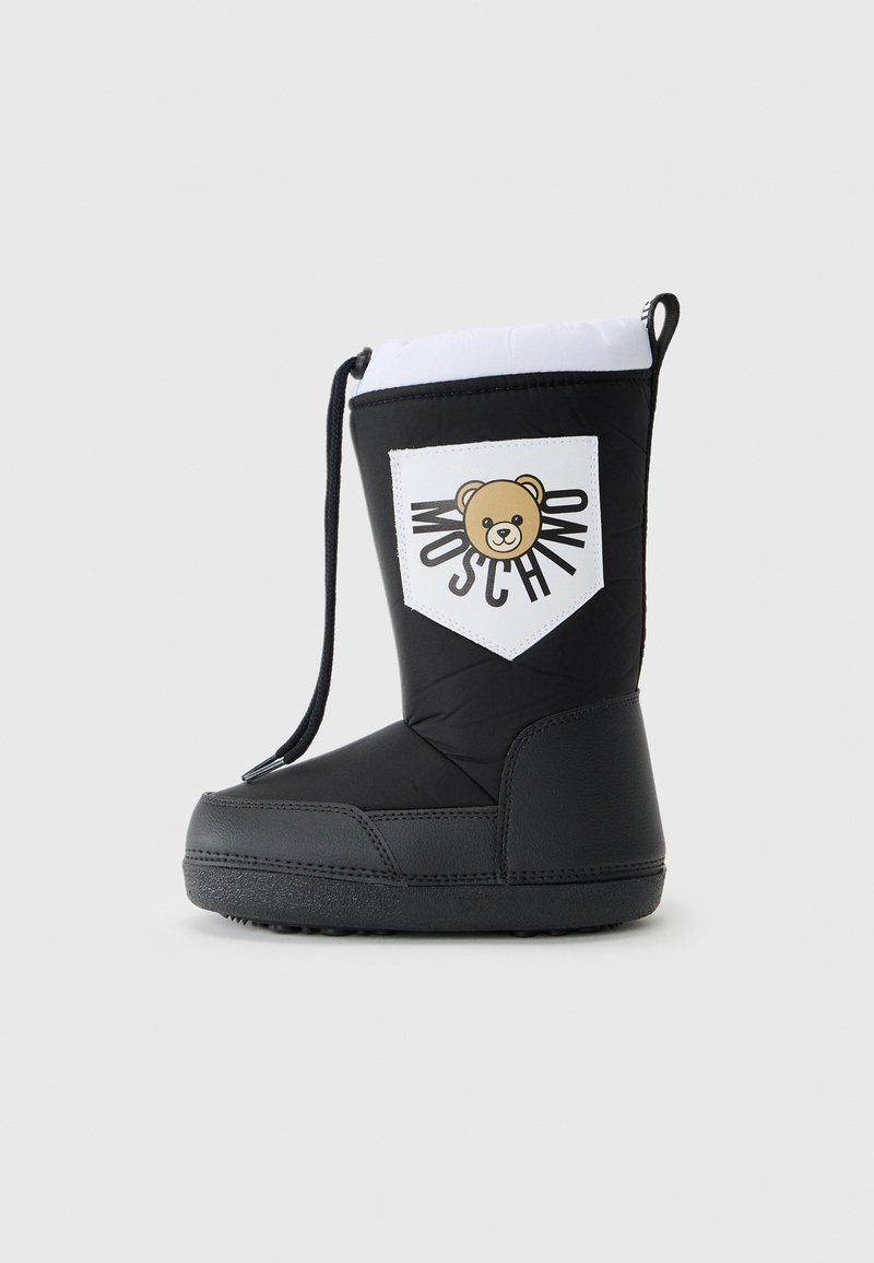 Fekete szigetelt csizma párnázott felsőrésszel, amelyen egy fehér folt található medve grafikával és "Moschino" felirattal, valamint texturált gumitalppal.