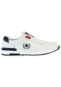 Baskets blanches avec des accents navy et rouges, fabriquées en cuir. Elles présentent une surface texturée et une semelle en caoutchouc noir avec un motif en zigzag.