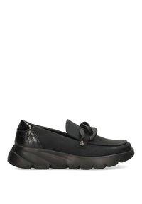 Zapatos negros de tipo slip-on con parte superior de cuero liso y un tacón texturizado con patrón de cocodrilo brillante. Cuentan con una suela de goma y un detalle decorativo de nudo.