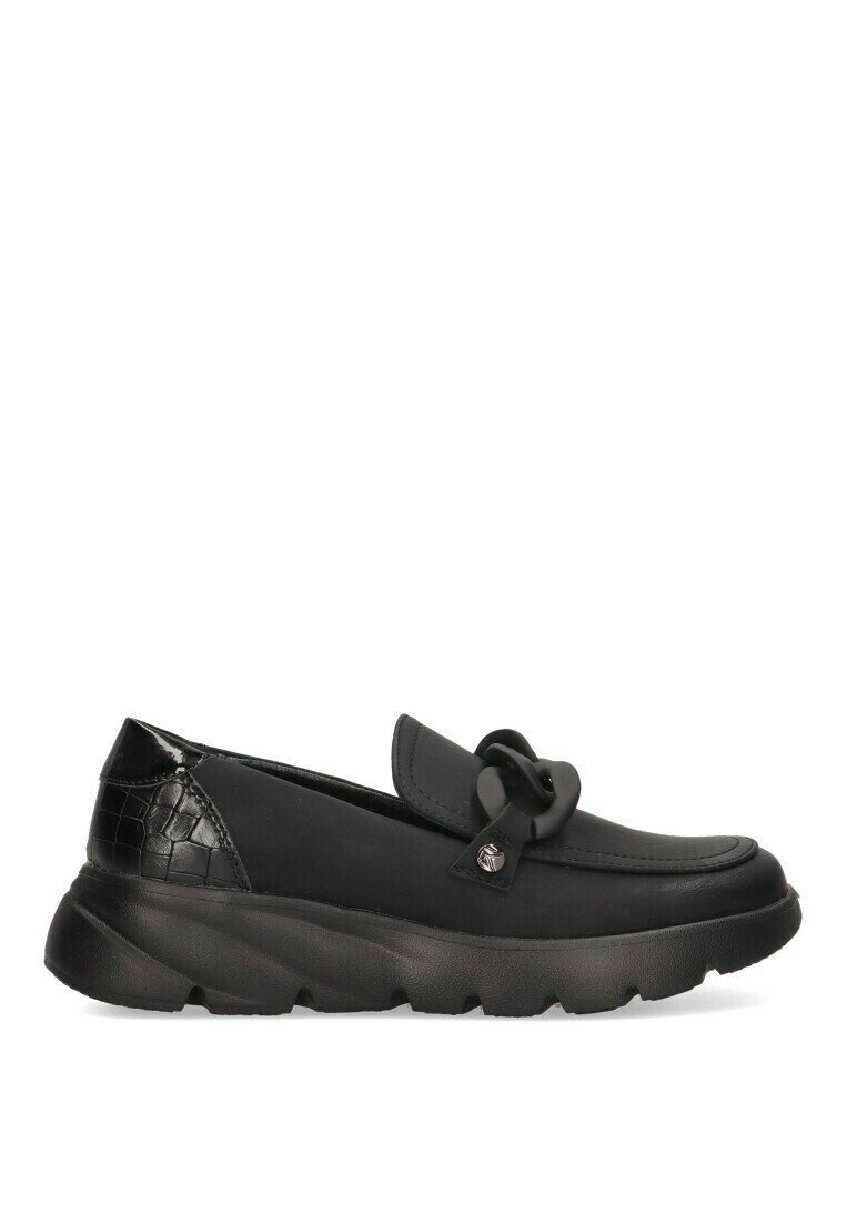 Zapatos negros de tipo slip-on con parte superior de cuero liso y un tacón texturizado con patrón de cocodrilo brillante. Cuentan con una suela de goma y un detalle decorativo de nudo.