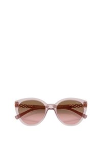 Lunettes de soleil en forme d'œil de chat avec une monture transparente rose, des verres dégradés bruns et des accents métalliques décoratifs sur les branches.