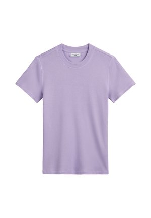 Helles lila, geripptes T-Shirt mit kurzen Ärmeln und rundem Ausschnitt, versehen mit genähten Schulterakzenten, aus einem weichen, atmungsaktiven Stoff.