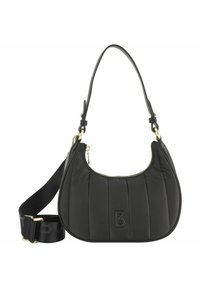 Czarna pikowana torebka na ramię z dwoma paskami: jednym cienkim skórzanym i jednym szerokim, regulowanym paskiem materiałowym z czarnym nadrukiem literowym.