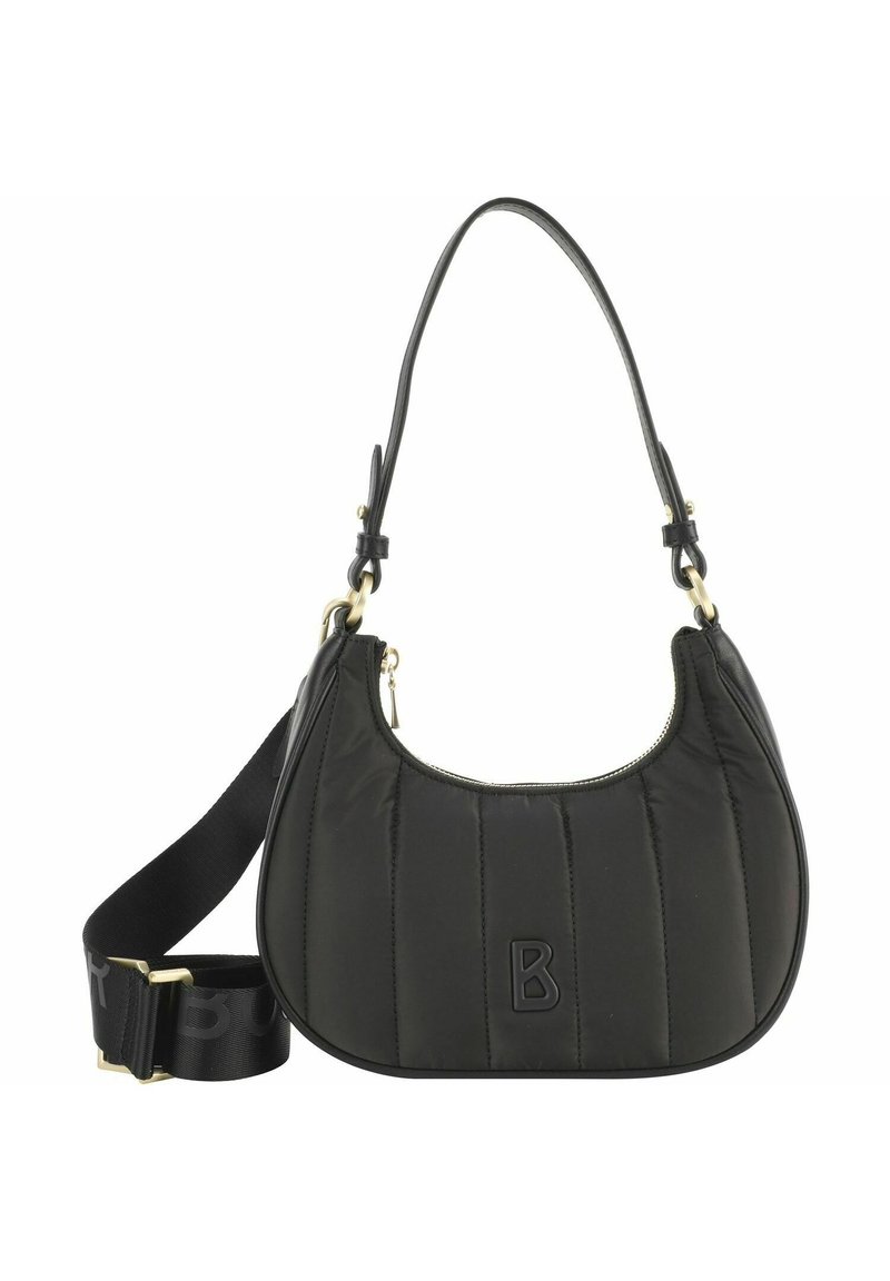 Czarna pikowana torebka na ramię z dwoma paskami: jednym cienkim skórzanym i jednym szerokim, regulowanym paskiem materiałowym z czarnym nadrukiem literowym.