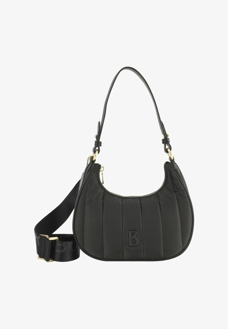 Czarna pikowana torebka na ramię z dwoma paskami: jednym cienkim skórzanym i jednym szerokim, regulowanym paskiem materiałowym z czarnym nadrukiem literowym.