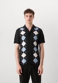 Chemise noire à manches courtes avec un motif en losanges bleu clair et blanc, dotée d'une fermeture à boutons et d'une coupe décontractée.