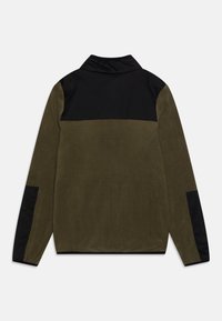 Kurtka polarowa z czarną górną częścią i oliwkowo zieloną dolną częścią. Długie rękawy z czarnymi akcentami, wysoki kołnierz i gładka faktura.