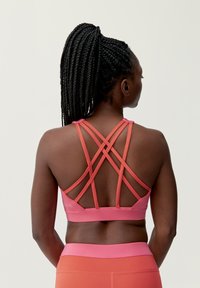 Born Living Yoga NAVANI - Sport-BH med medium stöd - coral