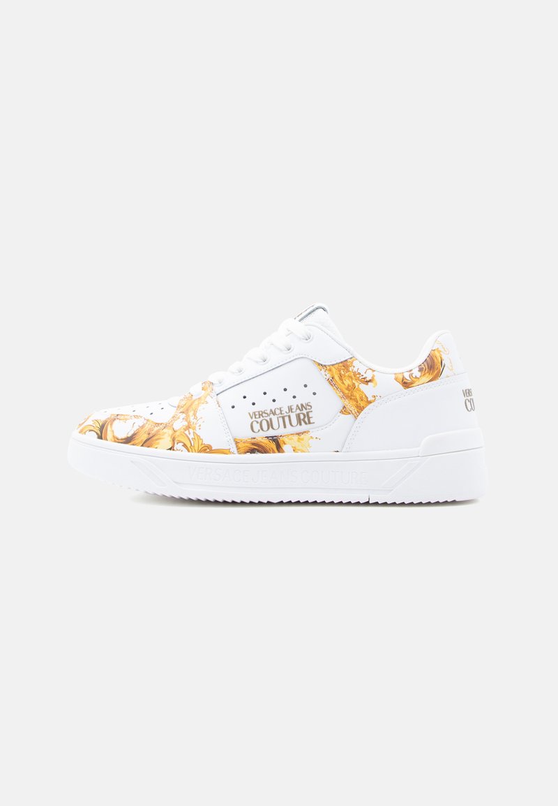 Λευκά αθλητικά παπούτσια με χρυσό και κίτρινο τυπωμένο σχέδιο, δερμάτινο υλικό, κορδόνια στο ίδιο χρώμα, λαστιχένια σόλα και ανάγλυφο λογότυπο στο πλάι.