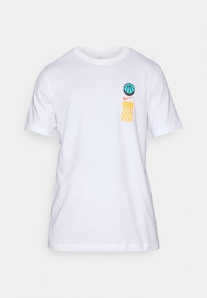 Balta kokvilnas T-kreklā ar basketbola grafiku un stilizētu groza dizainu krūšu kabatas rajonā. Īsas piedurknes un apaļa izgriezums.