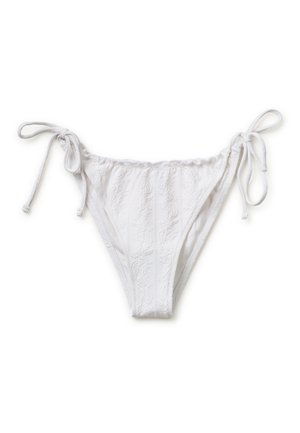 Parte inferiore del bikini bianca con motivo floreale strutturato e lacci laterali regolabili su sfondo bianco.