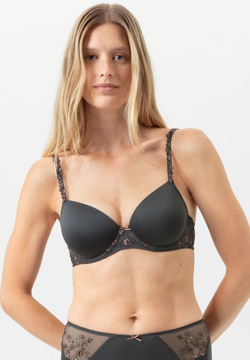 Grijze beha met gewatteerde cups, bloemenborduursels op de banden en schouderbanden, een gladde textuur, verstelbare schouderbanden en een kleine decoratieve strik in het midden.