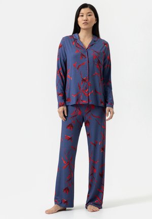 Blaues Schlafanzugset mit einem knöpfbaren Oberteil und locker sitzenden Hosen, verziert mit einem roten Blumenmuster. Weicher Stoff mit glatter Textur.