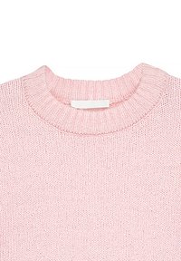 Gaišrozā adīta džemperis ar ribota kakla izgriezumu un nelielu baltu etiķeti, kas i sewn iekšā apkaklītē.