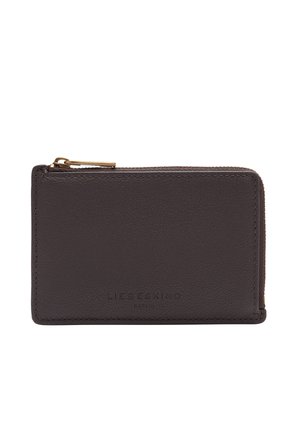 Portefeuille en cuir marron foncé avec fermeture éclair, présentant une finition texturée et un logo de la marque en relief à l'avant. Forme rectangulaire compacte.