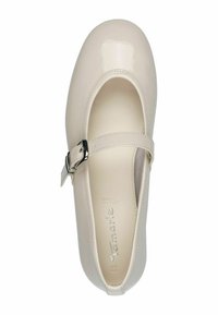 Zapato de charol beige con punta redondeada, una sola correa ajustable sobre el empeine y un forro interior suave.