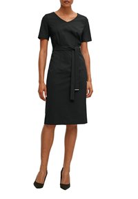 Schwarzes, figurbetontes Kleid mit kurzen Ärmeln, V-Ausschnitt und einem gebundenen Taillengürtel, mit einem knielangen Saum und glatter Textur.