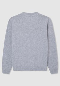 Szary sweter z dzianiny z okrągłym dekoltem, długimi rękawami i ściągaczem na dole. Materiał wydaje się miękki i ma gładką fakturę.