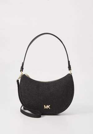 Bolso de media luna texturizado en negro con logo MK dorado, una sola asa superior y correa ajustable para el hombro sobre un fondo claro liso.