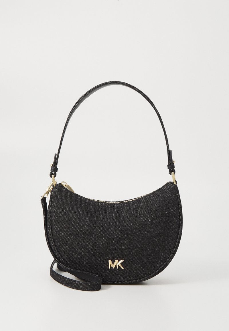 Sac à main croissant texturé noir avec logo MK doré, une poignée supérieure unique et une bandoulière réglable sur un fond clair uni.
