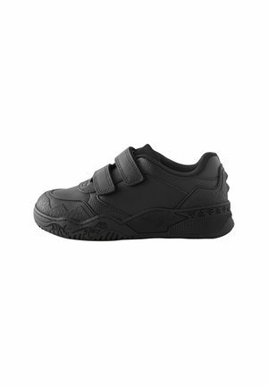 Czarny sneakers z teksturowanym wzorem, wyposażony w dwa paski na rzepy, grubą gumową podeszwę oraz subtelne wypukłe wzory po bokach i na palcach.
