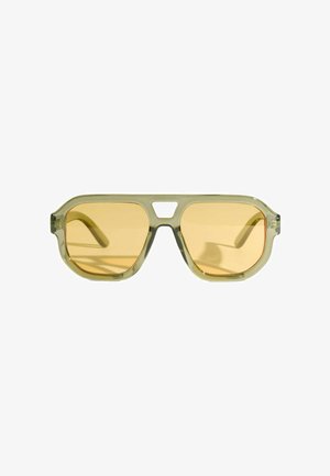 Occhiali da sole stile aviatore di colore verde oliva trasparente con lenti tinta giallo e design a doppio ponte.