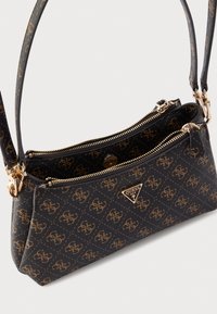 Svart syntetisk håndveske med gyllent logomønster og metallbeslag, med en trekantet logoplate, to glidelåskompartimenter og en smal stropp.