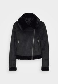 Svart fuskpälsjacka med bred krage, dragkedjestängning och två fickor med dragkedja. Har en mjuk textur och kontrasterande trim vid fållen och ärmarna.